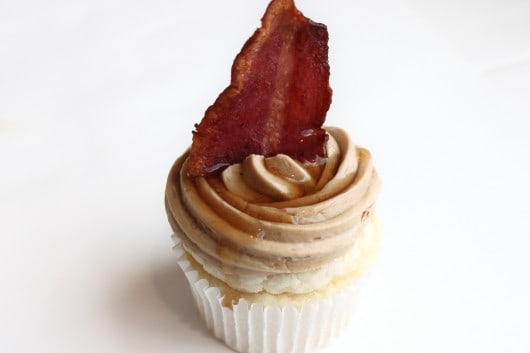 Buttermilk-pancake-cupcake-with-maple-buttercream-frosting-topped-with-bacon-530x353.jpg