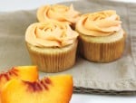 fresh-peach-cupcakes-creamy-frosting