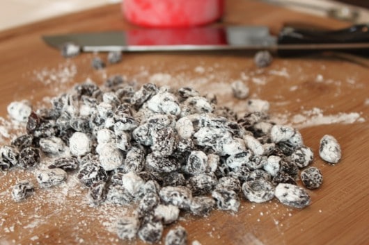 Chopping raisins without sticking