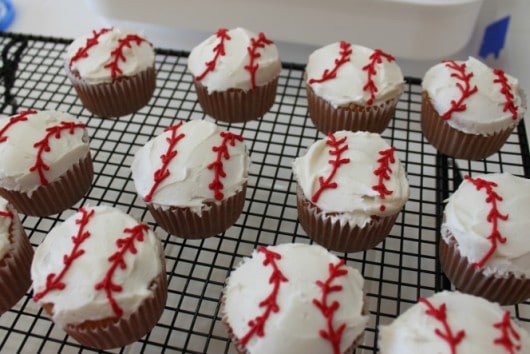 baseball cupcakes @createdbydiane