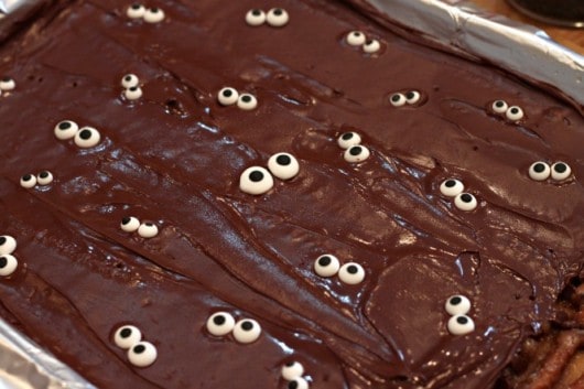 spooky eyed pretzel toffee #Halloween @createdbydiane.jpg