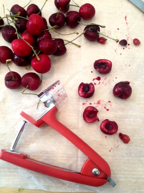 pitting cherries with OXO Cherry Pitter @creeatedbydiane