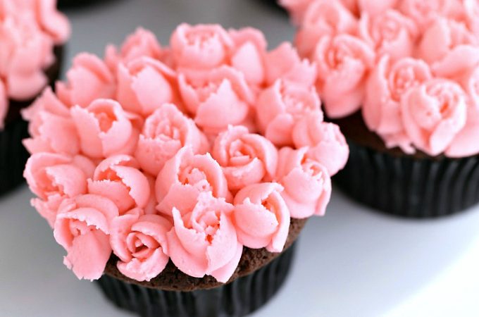 How to EASILY pip mini roses with frosting on cupcakes and cakes @createdbydiane www.createdby-diane.com