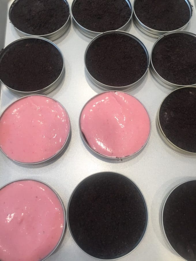 chocolate-strawberry-no-bake-cheesecakes-in-mason-jar-lids