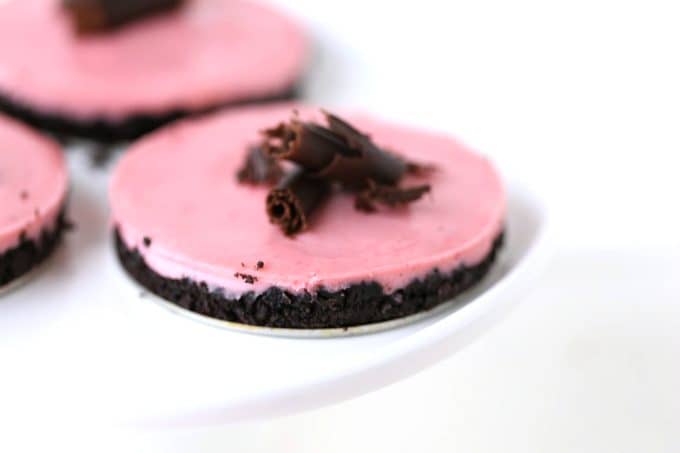 strawberry-no-bake-cheesecake-oreo-crust