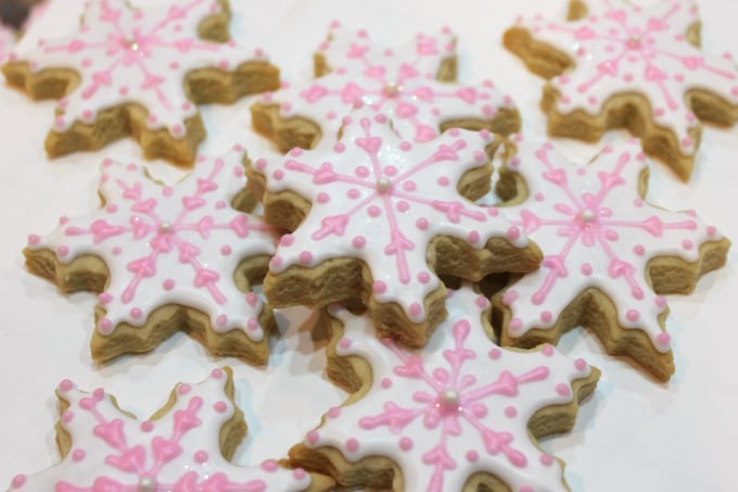 piping details on cookies with a piping bag @createdbydiane