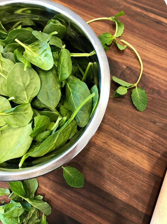 fresh spinach and fresh mint leaves for a delicious green smoothie